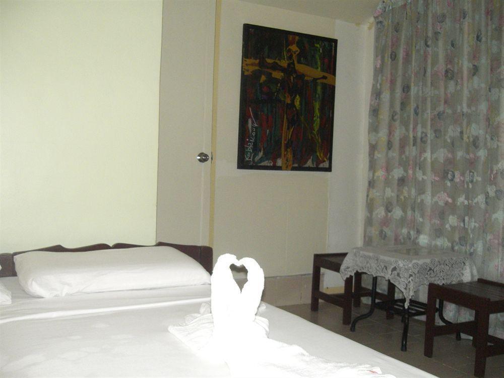 Oyo 200 Ponce Suites Art Hotel Davao Exterior photo