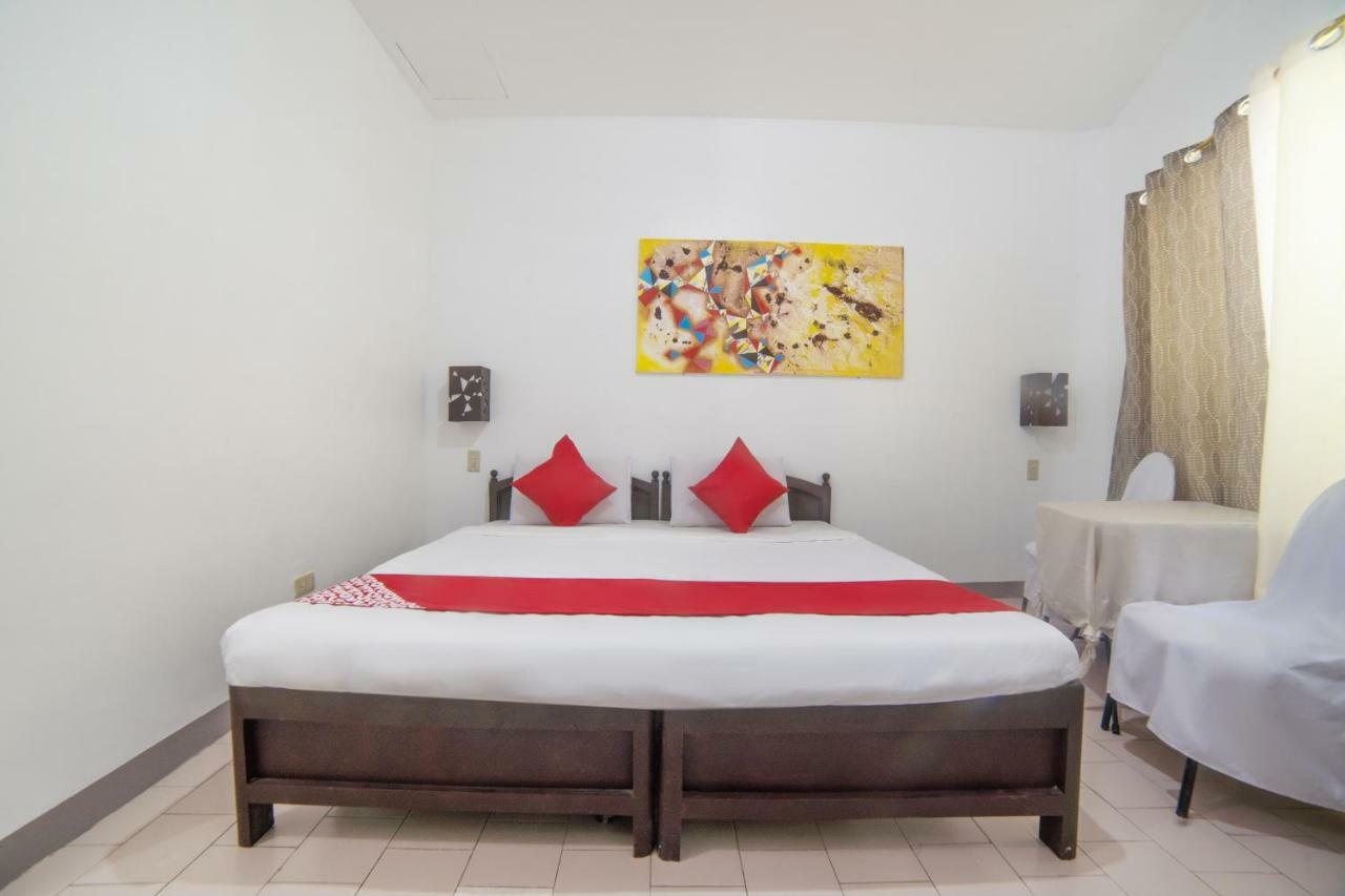 Oyo 200 Ponce Suites Art Hotel Davao Exterior photo